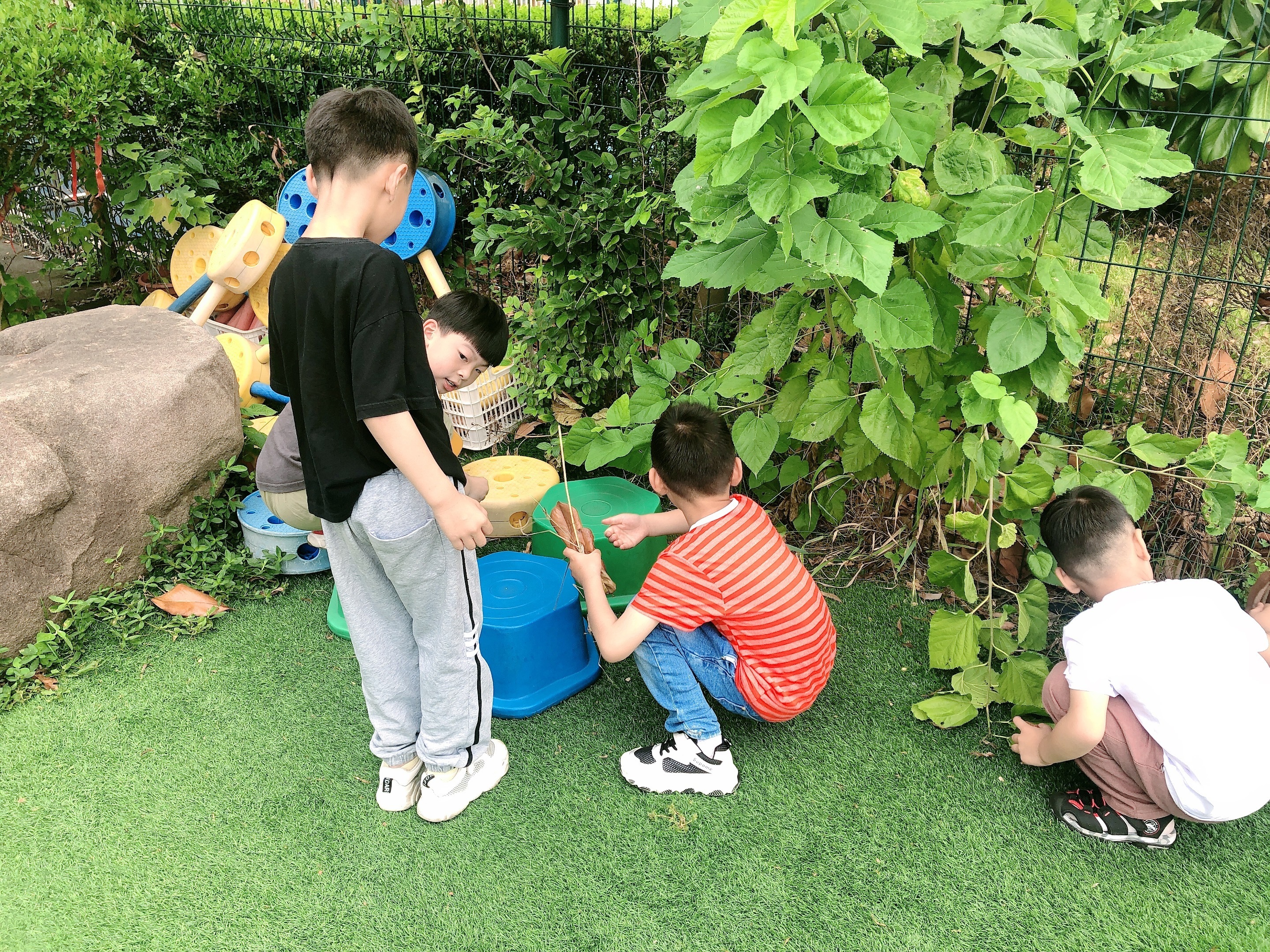 港股收盘(07.25) | 恒指下跌1.09% 结束五连涨 半导体股午后表现强劲 维立志博-B(09887)首挂飙升91%